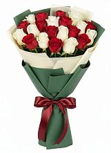 Букет Микс из красных и белых роз в Муриково