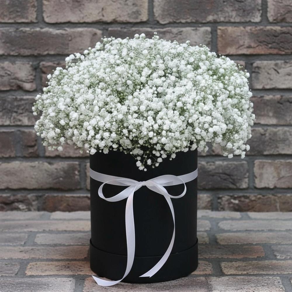 Цветочная композиция из Гипсофила в шляпной коробке в Муриково